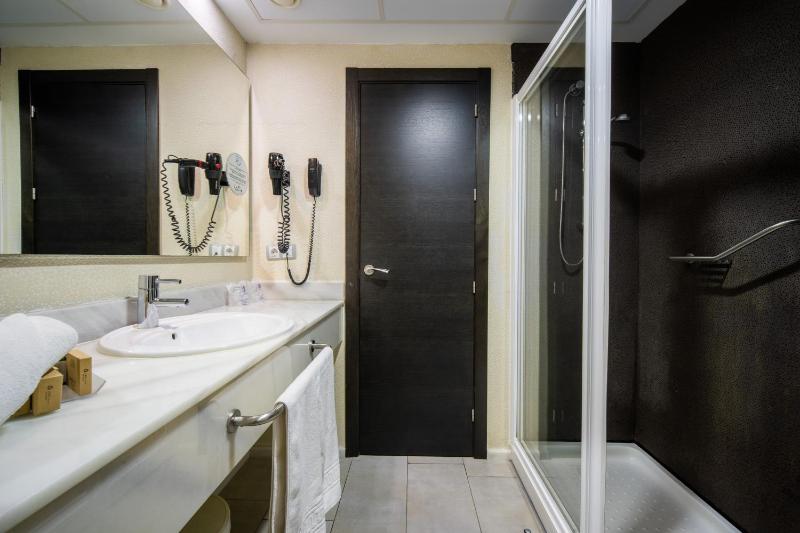 Superior Twin Room with Sea View image 3