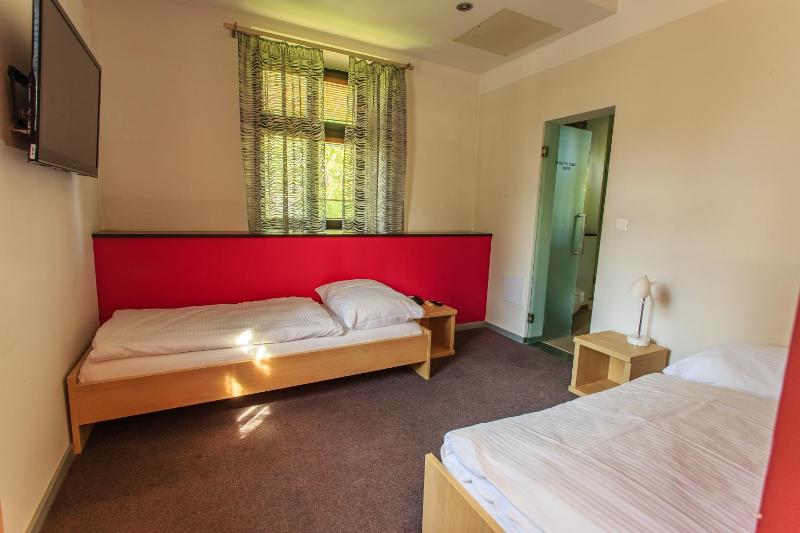 Small Twin Room image 3