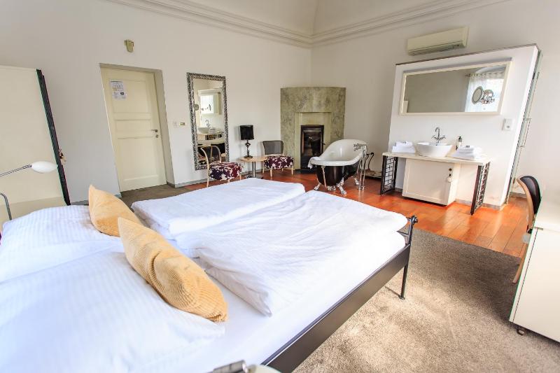Deluxe Double Room with Bath image 1
