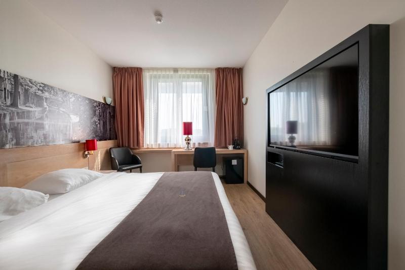 Standard King Room image 1