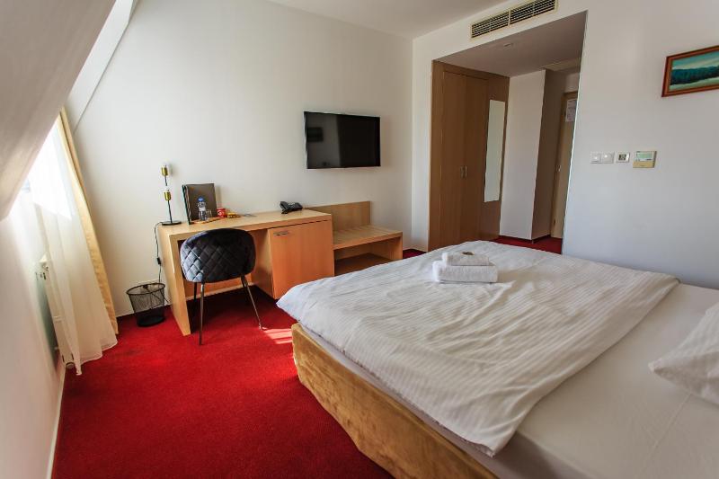 Standard Double Room image 4