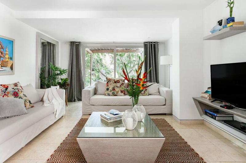 Walled City apt- Rooftop Pool & Private Garden - image 9