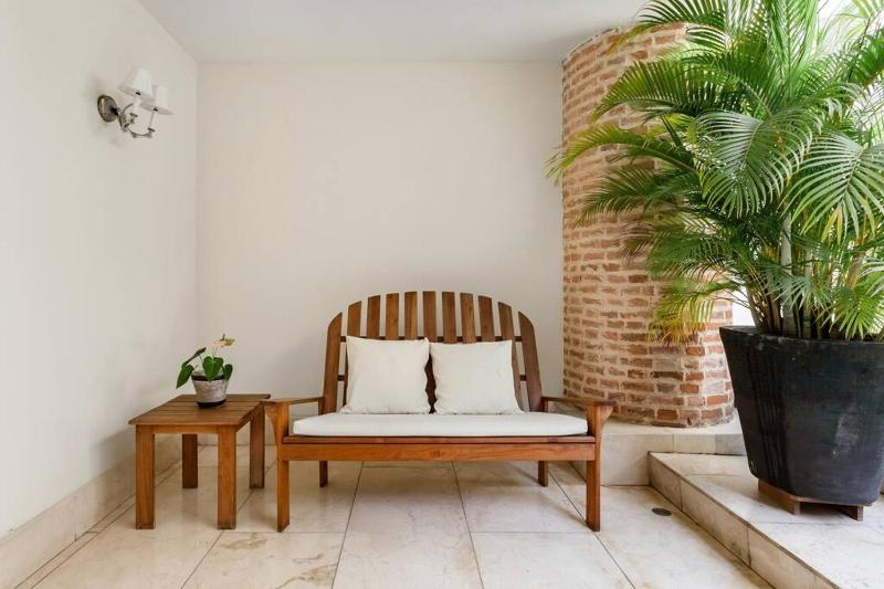 Walled City apt- Rooftop Pool & Private Garden - image 6