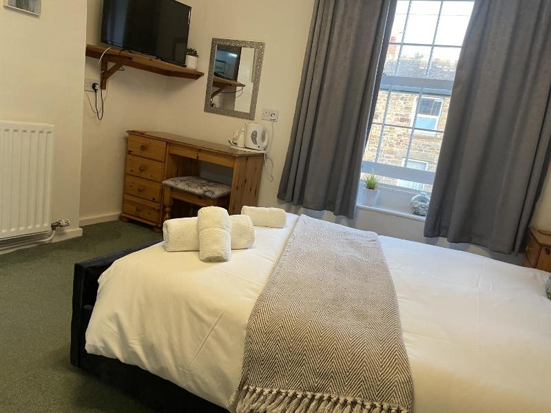 Twin Room with Private Bathroom image 2