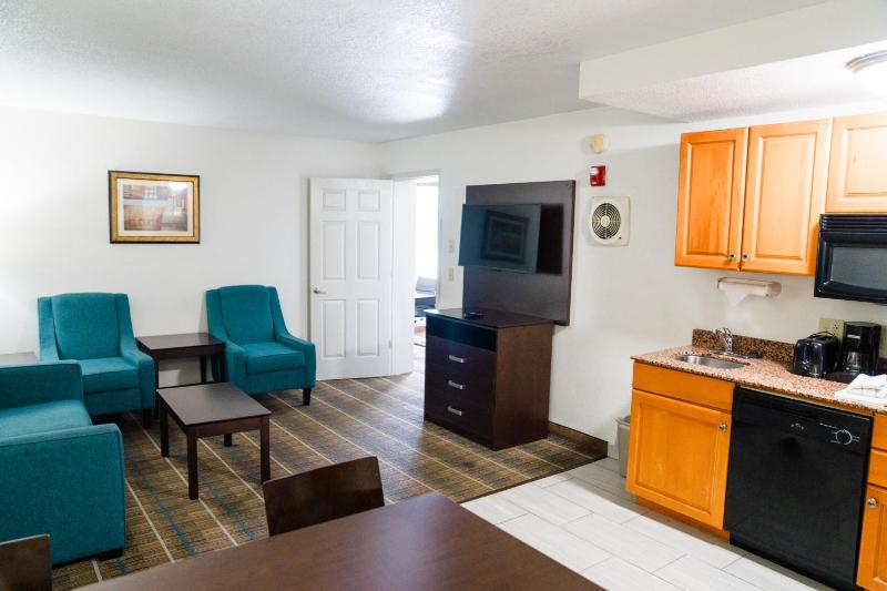 Queen Suite with Two Queen Beds - Non-Smoking image 3