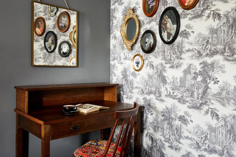 Premium Queen Room image 1