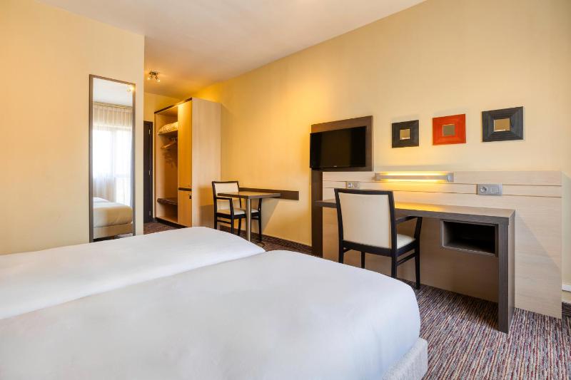 Twin Room image 3
