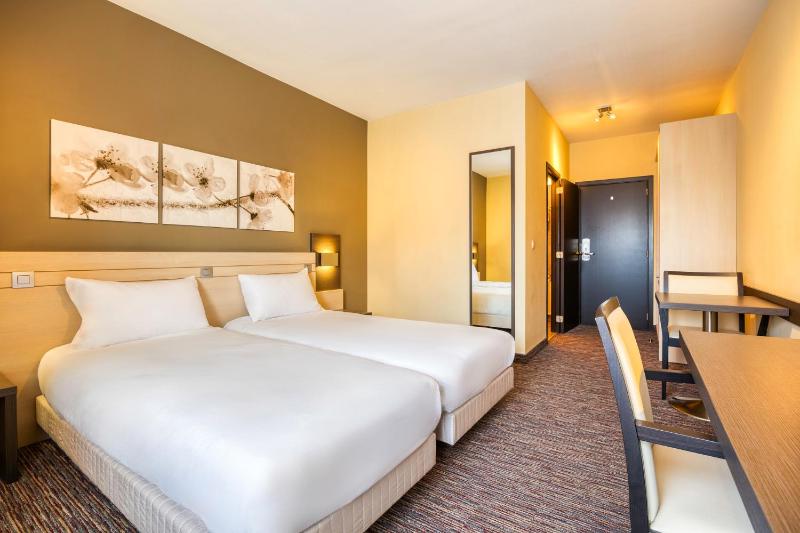 Twin Room image 4