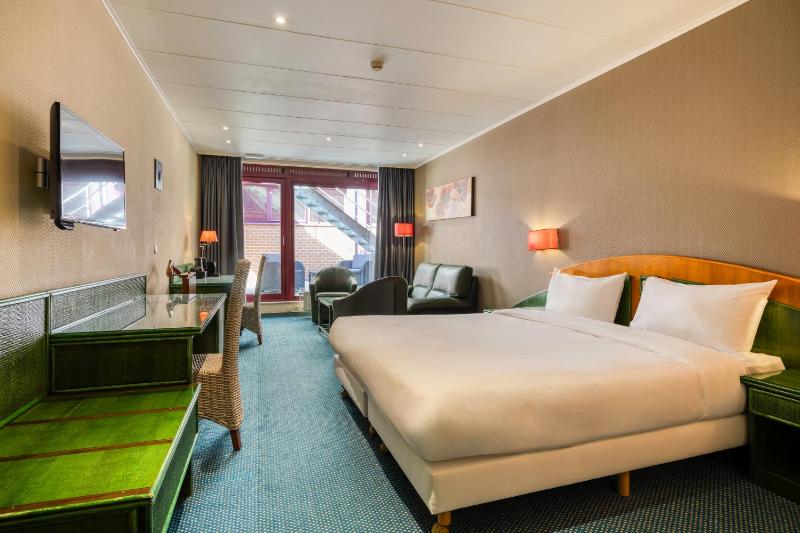 Double Room with Terrace image 4