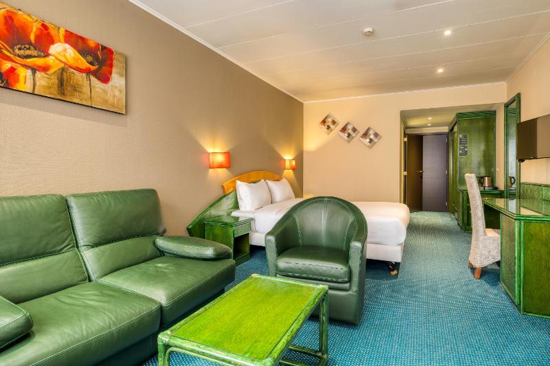 Double Room with Terrace image 3