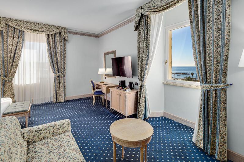 Junior Suite with Sea View image 1
