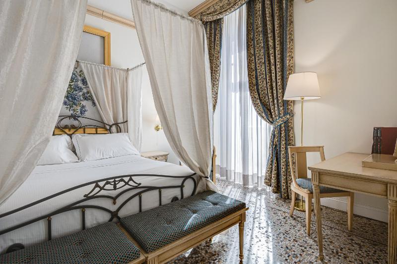 Suite with Sea View image 3