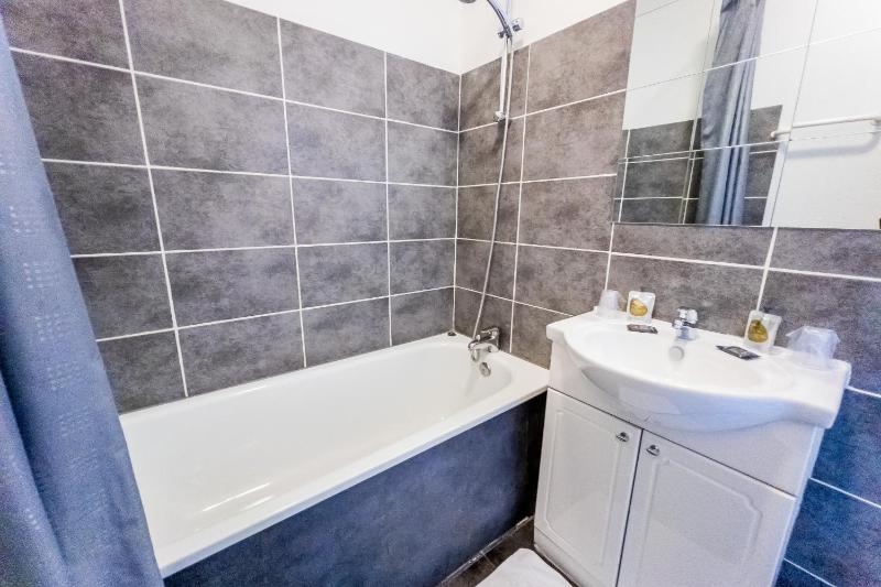 Standard Twin Room image 3