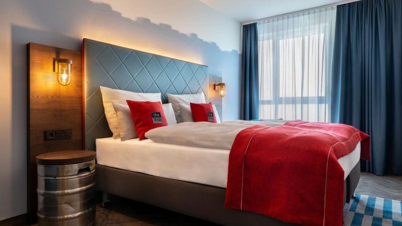 Premium Queen Room image 2