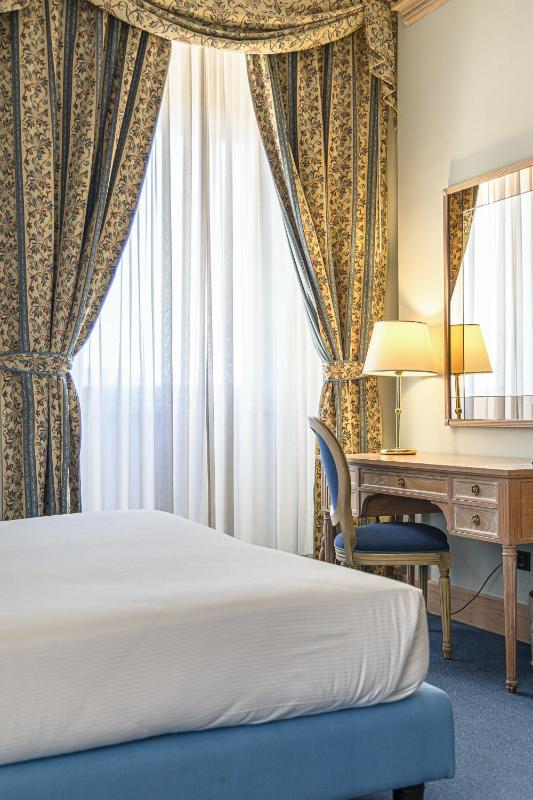 Double Room with Sea View image 1