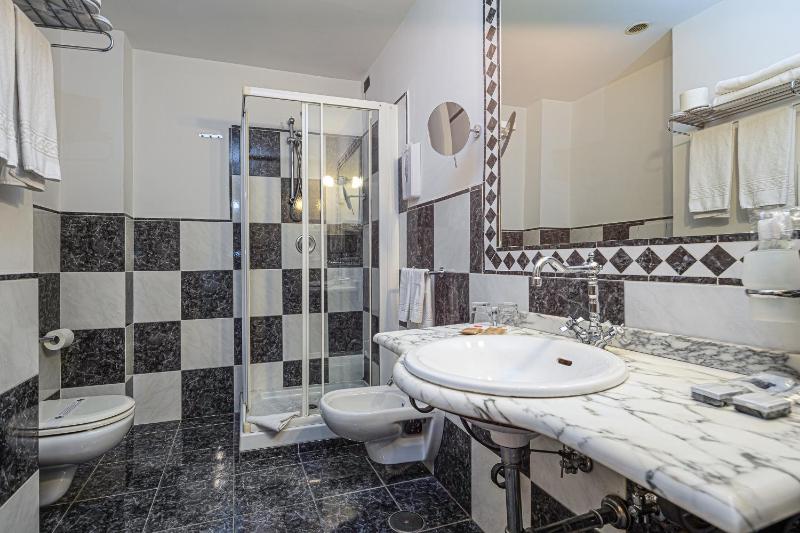 Double Room with Sea View image 2
