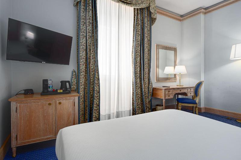 Double Room with Sea View image 3
