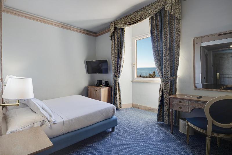 Double Room with Sea View image 4