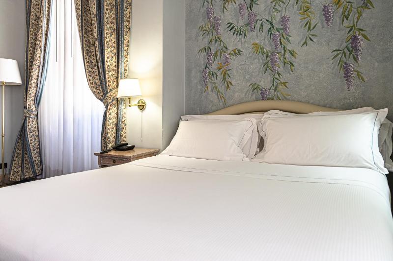 Junior Suite with Balcony image 2