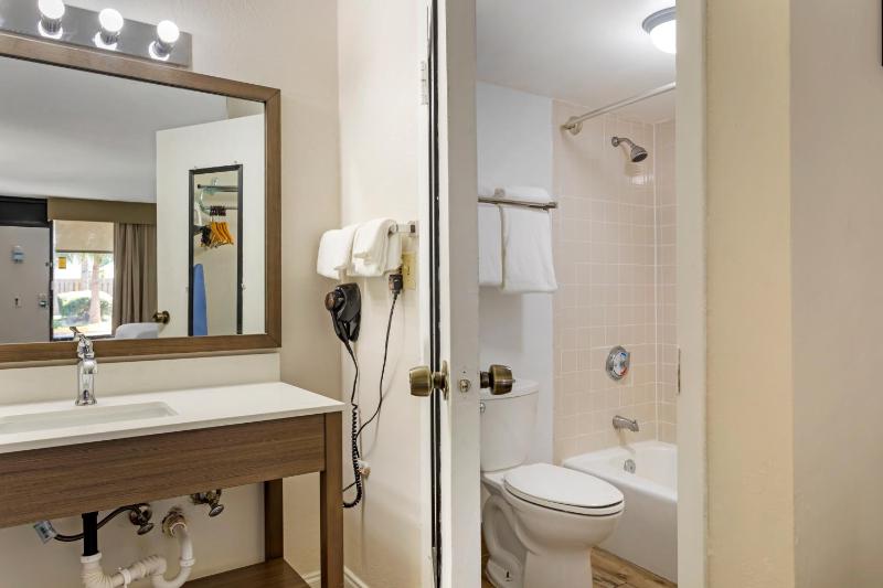 Double Room with Two Double Beds - Non-Smoking image 3