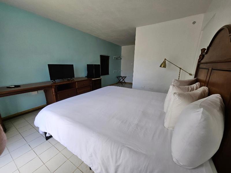 Deluxe Double Room with Balcony and Sea View image 2