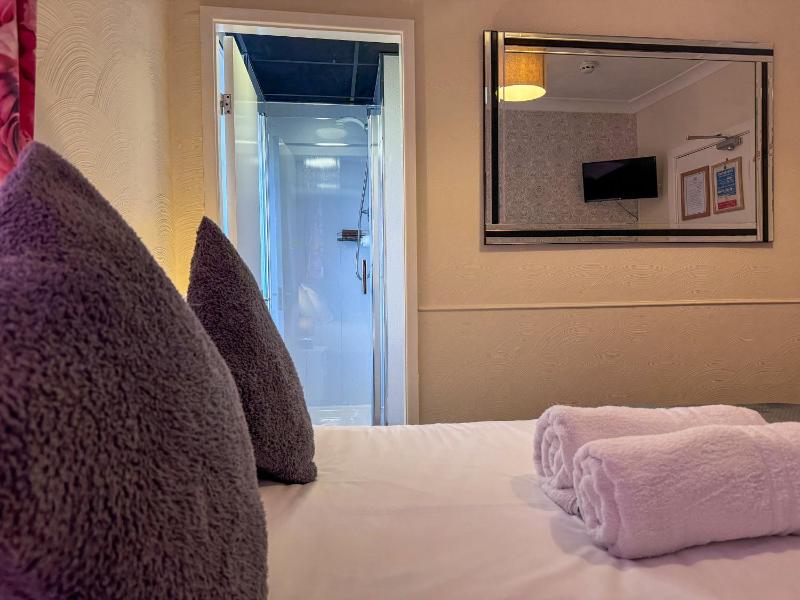 Double Room image 3