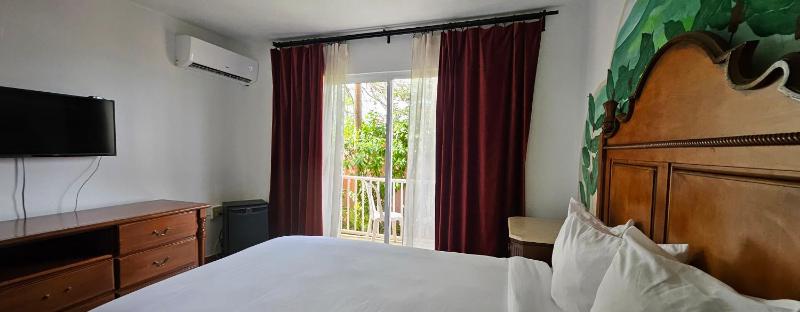 Deluxe Double Room with Balcony image 3
