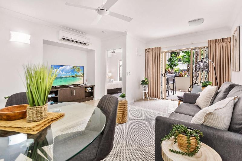 Lux Resort Cairns I 9 Pools I BBQ I On-site Shop - image 1