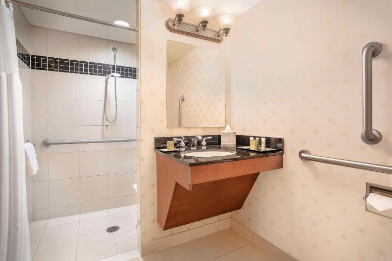 King Room with Roll-In Shower - Mobility/Hearing Accessible image 4