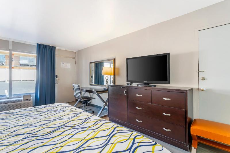 King Room - Non Smoking image 3