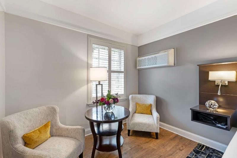 Standard King Room image 4