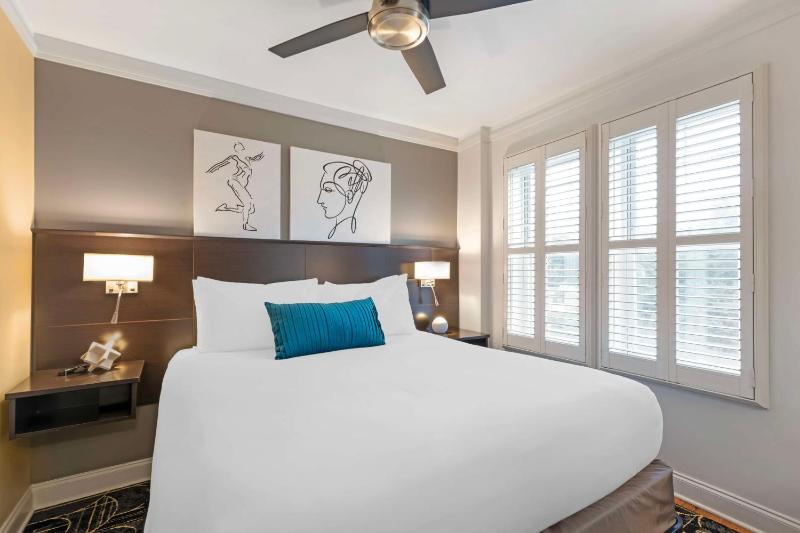 King Suite with Sofa Bed and Kitchenette - Street View - Non-Smoking image 3