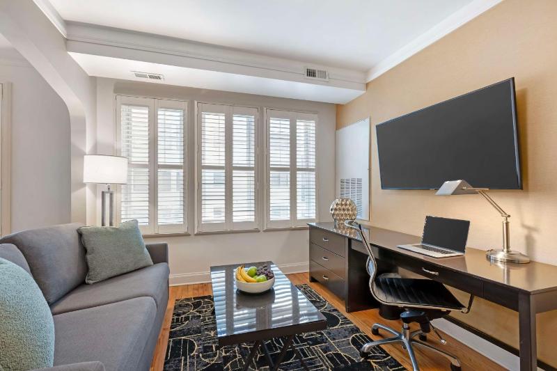 King Suite with Sofa Bed and Kitchenette - Street View - Non-Smoking image 4