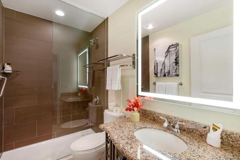 Queen Room image 2