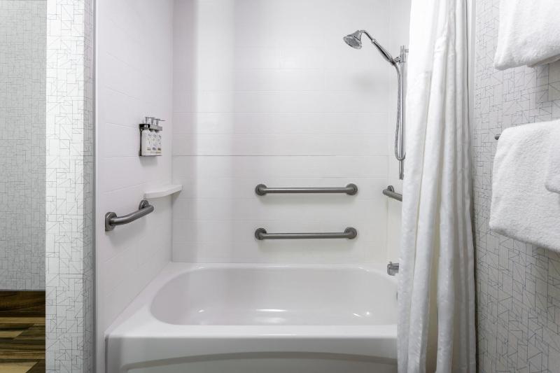 King Room - Mobility Access/Hearing Accessible image 3