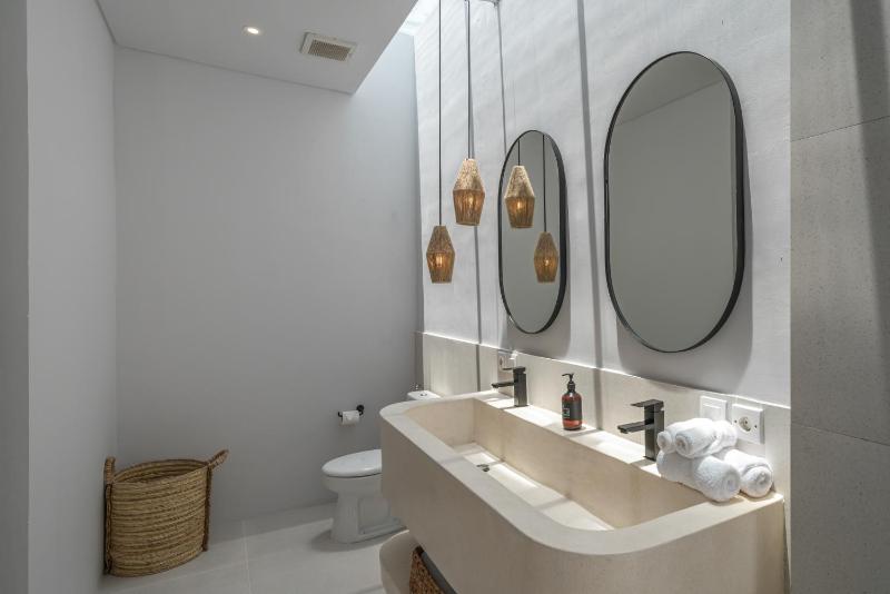 Villa Araw - Outstanding 2BR Villa - Prime Location in Canggu - image 14