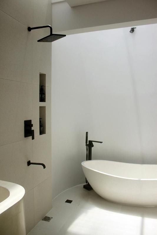 Villa Araw - Outstanding 2BR Villa - Prime Location in Canggu - image 7