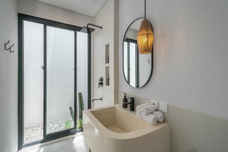 Villa Araw - Outstanding 2BR Villa - Prime Location in Canggu - image 15