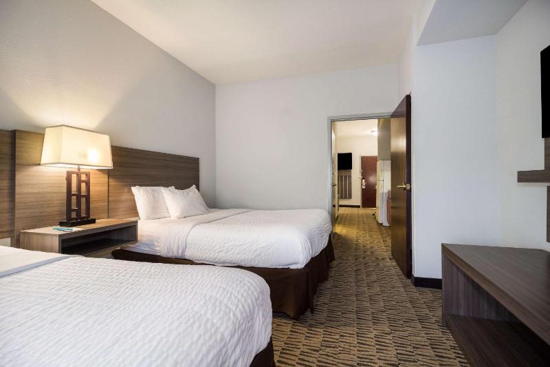 Queen Suite with Two Queen Beds - Accessible/Non Smoking image 4