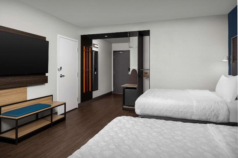 Queen Room with Two Queen Beds - Mobility Access image 1