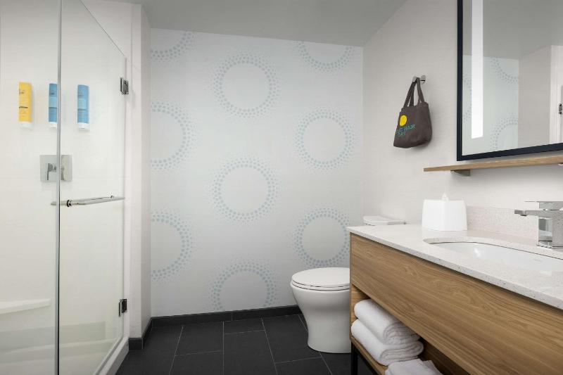King Room with Walk-In Shower image 2