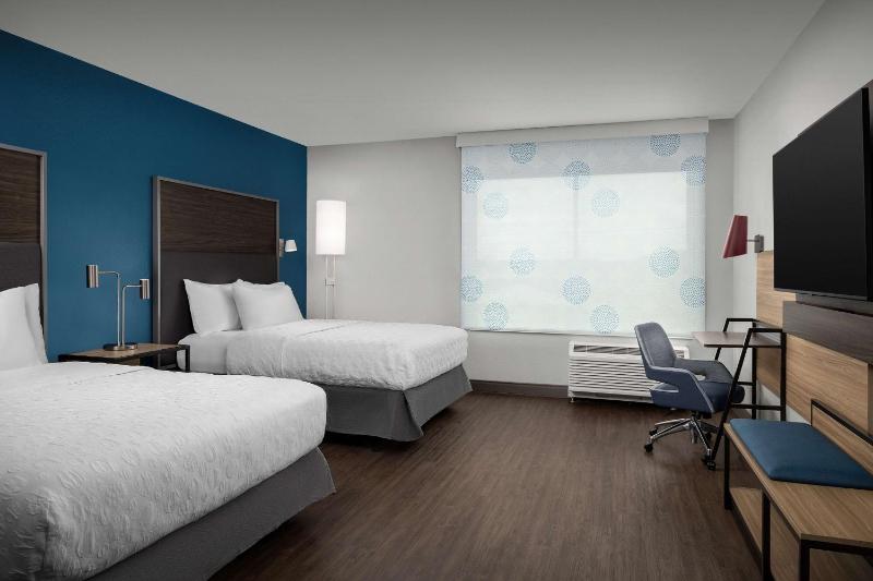 Queen Room with Two Queen Beds - Mobility Access image 2