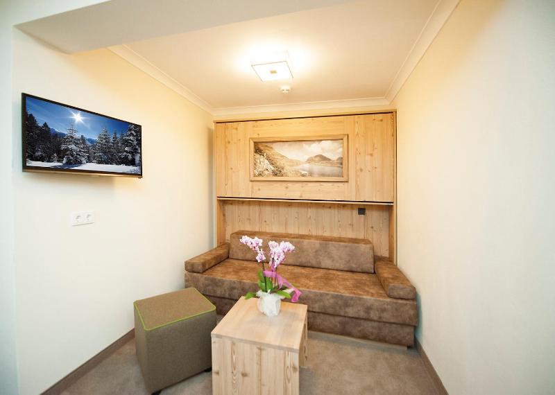 Superior Triple Room image 4