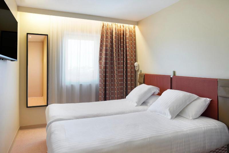 Standard Twin Room image 1