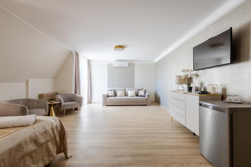 Deluxe Double or Twin Room image 1