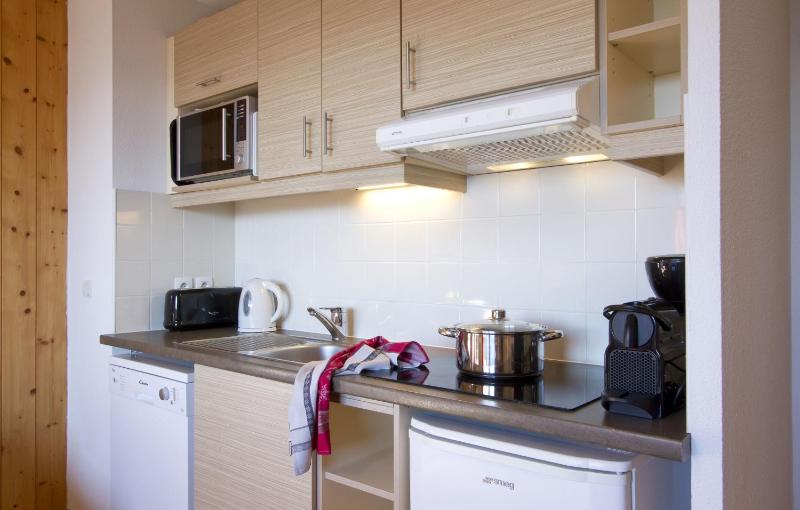 One-Bedroom Apartment with Cabin (6 Adults) image 2