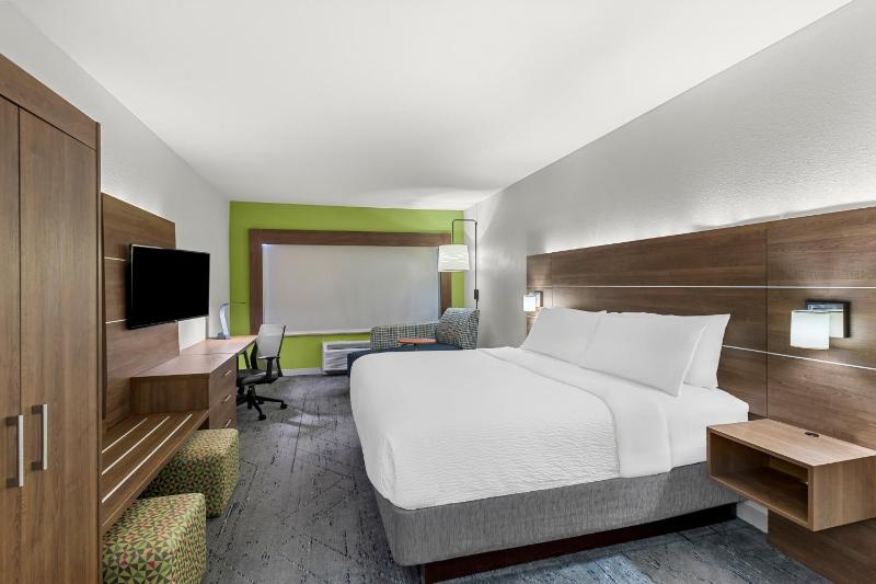 Standard King Room image 4