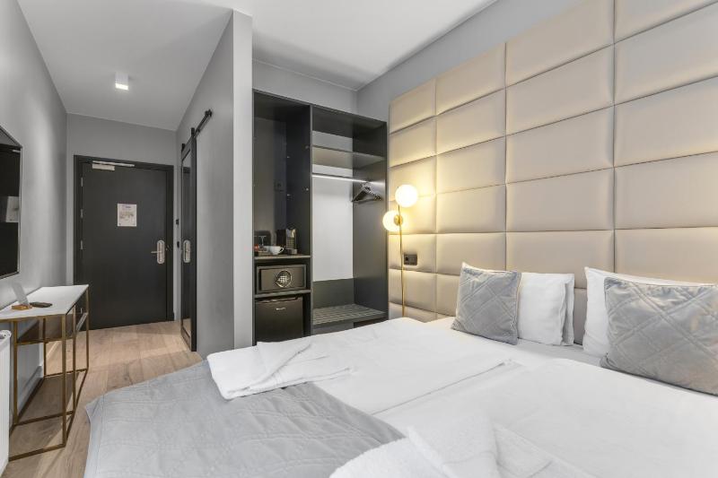 Small Double Room image 4