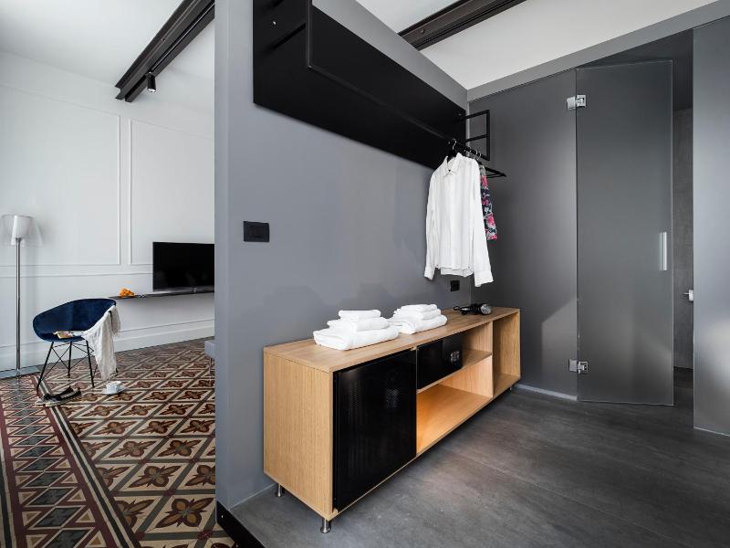 Junior Suite with Balcony image 3