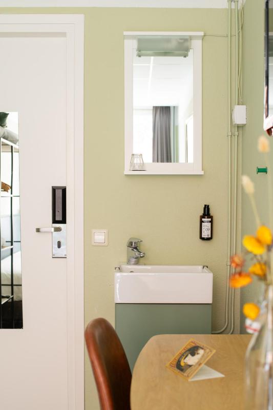 Single Room with Shared Bathroom image 4